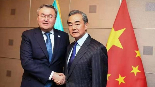 Člen čínské Státní rady a ministr zahraničí Wang Yi (vlevo) zdraví kazašského ministra zahraničí Mukhtara Tleuberdiho během 14. zasedání ministrů zahraničí asijsko-evropského setkání (ASEM) v Madridu ve Španělsku, 15. prosince 2019. / Čínské ministerstvo zahraničí