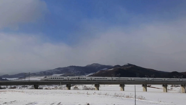 Vysokorychlostní trať Peking-Shenyang je dlouhá téměř 700 kilometrů a poskytuje nejrychlejší přístup vlakem z hlavního města Pekingu na severovýchod Číny. / CGTN