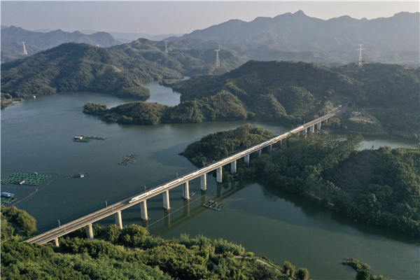 Výběr obrázků vlaků a úžasných míst, kterými projíždějí v Qingyuan (Čching-jüan) v provincii Guangdong (Kuang-tung), pořízený vlakovým nadšencem dvaadvacetiletým Guan Junhongem (Kuan Jün-chung). [Fotografii poskytl deník China Daily.]