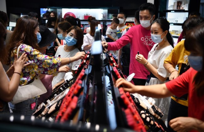 Turisté nakupují v bezcelním nákupním středisku ve městě Sanya v jihočínské provincii Hainan, 5. října 2020. (Xinhua / Guo Cheng)