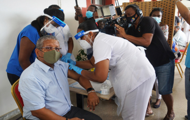 △ Seychelský prezident Wavel Ramkalawan očkoval vakcínu proti COVID-19 vyráběnou v Číně