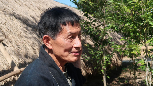 Snímek: Starý muž zametá dvůr v nové vesnici. Zhang Huimin / CGTN