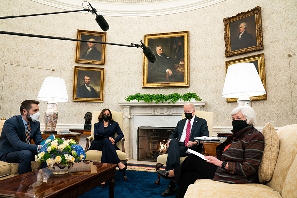 (Zleva doprava) Ředitel Národní ekonomické rady Brian Deese, viceprezidentka Kamala Harris a prezident Joe Biden se setkali s ministryní financí Janet Yellenovou v Oválné pracovně Bílého domu ve Washingtonu, D.C., 29. ledna 2021. / Getty