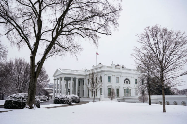 Pozemek Bílého domu pokrytý sněhem, 31. ledna 2021. / Getty