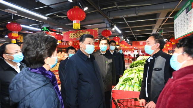 Čínský prezident Xi Jinping navštěvuje supermarket ve městě Guiyang v provincii Guizhou dne 4. února 2021. Fotografie: tisková agentura Nová Čína / Xinhua