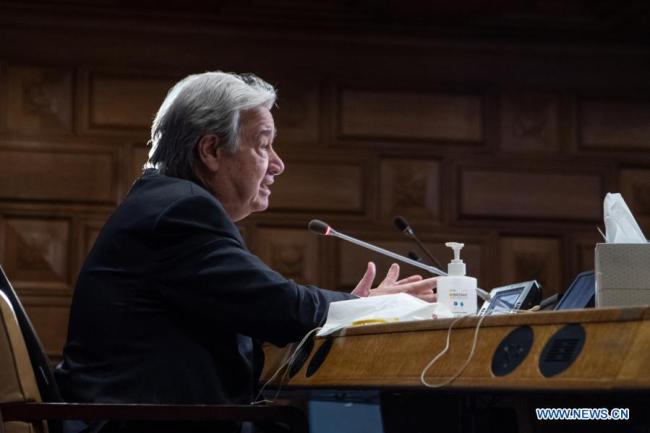Generální tajemník OSN António Guterres se 8. února 2021 v sídle OSN v New Yorku zúčastnil virtuálního brífinku k aktualizaci příprav na COP26. Guterres v pondělí řekl členským státům, že rok 2021 je „zásadním rokem“ pro řešení změny klimatu. „Rok 2021 je zásadním rokem v boji proti změně klimatu,“ řekl šéf OSN na zasedání členských států v rámci příprav na nejnovější výroční konferenci OSN o změně klimatu, známou jako COP26, která se bude konat v listopadu ve skotském Glasgow. Konference byla původně plánovaná na loňský rok, ale musela být odložena kvůli pandemii COVID-19. (Eskinder Debebe / UN Photo / Handout via Xinhua)