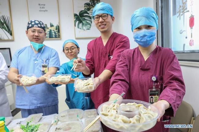 Zdravotničtí pracovníci z oddělení pohotovosti ukazují taštičky v kanceláři v nemocnici Peking Union Medical College Hospital, v Pekingu, hlavním městě Číny, 11. února 2021. Letošní Jarní svátek připadá na pátek. (Xinhua / Zhang Yuwei)