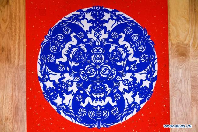 Fotografie pořízená 6. února 2021 ukazuje vystřihovánku z papíru na téma buvola, kterou vytvořil dědic národního nehmotného kulturního dědictví Fu Zhao'e (Fu Čao-e) pro čínský lunární Nový rok ve městě Yinchuan (Jin-čchuan) v Huiské (Chuejské) autonomní oblasti Ningxia (Ning-sia) na severozápadě Číny, 6. února 2021. Čínský lunární Nový rok neboli Jarní svátek oslavuje začátek nového roku podle tradičního čínského lunárního kalendáře. 12. února 2021 je prvním dnem roku buvola. (Xinhua / Feng Kaihua)