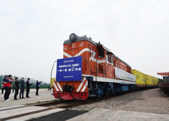 Čínsko-evropský nákladní vlak přepravující dva kontejnery se zdravotnickým materiálem, který je mimo jiné zboží, odjíždí do španělského Madridu z Yiwu v Číně 21. března 2020. (Foto: Gong Xianming / Xinhua)