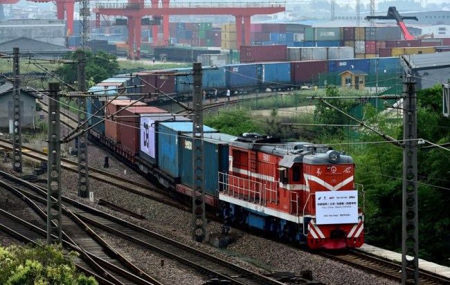 Čínsko-evropský nákladní vlak přepravující zdravotnický materiál směřující do Madridu ve Španělsku odjíždí z Yiwu v Číně 5. června 2020. (Foto: Lyu Bin / Xinhua)