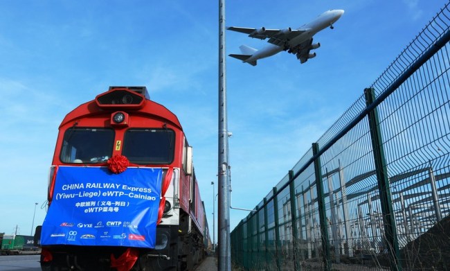 Fotografie pořízená 25. října 2019 ukazuje ceremoniál příjezdu prvního nákladního vlaku Čínského železničního expresu (Yiwu-Liege) Alibaba eWTP Cainiao z východočínského Yiwu do belgického Liege. (Xinhua / Pan Geping)