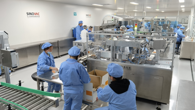 Pracovníci na výrobní lince vakcínového zařízení Sinovac COVID-19 / CGTN