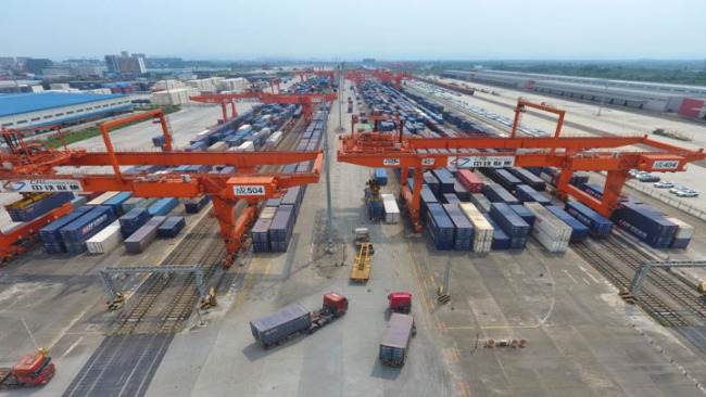 Letecký snímek pořízený 5. srpna 2020 ukazuje mezinárodní železniční přístav v Chengdu (Čcheng-tu), hlavním městě provincie Sichuan (S'-čchuan) v jihozápadní Číně. (Agentura Xinhua / Liu Kun)