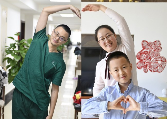 Kombinovaná fotografie ukazuje Si Daoyuan (S' Tao-jüan), který dělá gesto srdce rukou ve městě Tonghua (Tchung-chua) v provincii Jilin (Ťi-lin) na severovýchodě Číny, 9. února 2021 (vlevo), a jeho manželku Ni Lujia (Ni Lu-ťia) a jejich syna Si Tongxun (S' Tchung-sün), kteří dělají gesta srdce rukou doma v Changchunu (Čchang-čchun) v provincii Jilin na severovýchodě Číny, 9. února 2021 (vpravo).