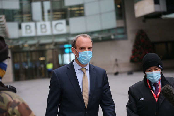 Britský ministr zahraničí Dominic Raab opouští sídlo BBC v Londýně v Anglii, 29. listopadu 2020. / Getty
