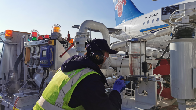 Zhou Jingtao doplňuje palivo zaparkovaného letadla na mezinárodním letišti Taoxian v Shenyangu v čínské provincii Liaoning na severovýchodě Číny. / CGTN