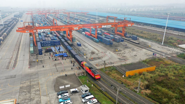 Letecký snímek ukazuje čínsko-evropský nákladní vlak směřující do německého Duisburgu, který odjíždí ze stanice Tuanjiecun (Tchuan-ťie-cchun) v jihozápadní čínské metropoli Chongqing (Čchung-čching); 1. ledna 2021. (Xinhua / Tang Yi)