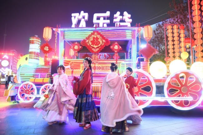 Zábavní park Happy Valley ve Wuhanu (Wu-chan) hlavním městě provincie Hubei (Chu-pej) je přeplněn návštěvníky během Lampionového festivalu dne 26. února.