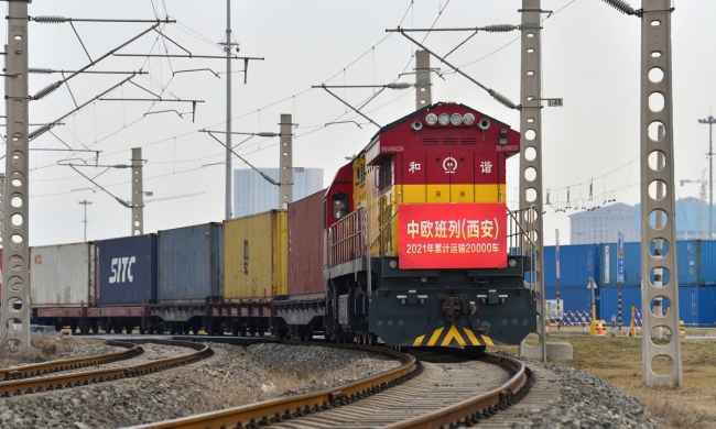 Nákladní vlak z Číny do EU vezoucí džus, plastové výrobky a zboží každodenní spotřeby vyráží ze stanice v Xi’anu v severozápadní čínské provincii Shaanxi, aby jel do Khorgas v čínské severozápadní ujgurské autonomní oblasti Xingjiang, 22. února. Photo: cnsphoto