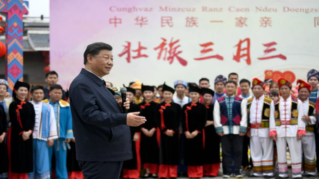 Snímek: Xi Jinping měl srdečnou výměnu s lidmi různých národnostních menšin u Muzea národností Guangxi (Kuang-si) ve městě Nanningu (Nan-ning); 27. dubna 2021
