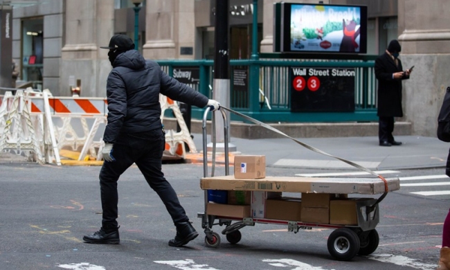 Doručovatel veze balíky na Wall Street v New Yorku ve Spojených státech dne 8. ledna 2021. (Photo by Michael Nagle/Xinhua)