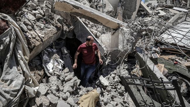 Palestinec stojí v troskách svého domu, který byl zničen během izraelských leteckých útoků v Pásmu Gazy; 18. května 2021. / CFP