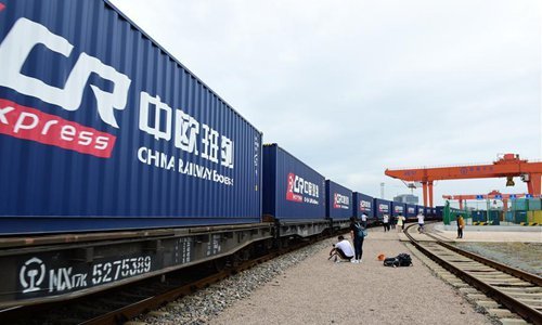 Fotografie pořízený 9. září 2017 ukazuje čínský nákladní expresní vlak vyjíždějící směrem k Praze v České republice z města Yiwu ve východočínské provincii Zhejiang. File Photo:Xinhua