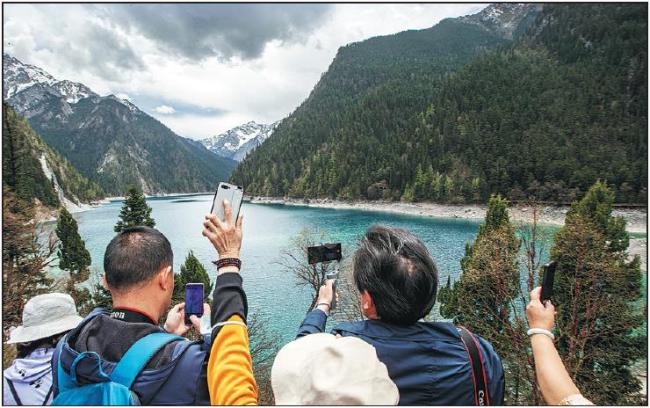 Národní park Jiuzhaigou (Ťiou-čaj-kou) v provincii Sichuan (S´-čchuan) nabízí turistům velkolepou krajinu. [Fotografie: China Daily]