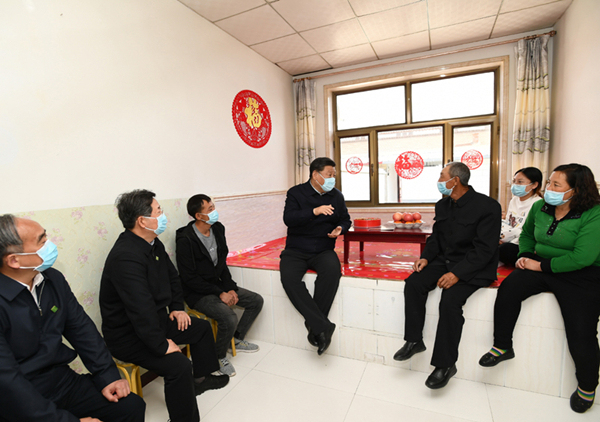 Generální tajemník KS Číny Xi Jinping dne 11. května 2020 navštívil vesnici Fangcheng (Fang-čcheng) města Datong (Ta-tchung) v provincii Shanxi (Šan-si). Sedí na posteli rodiny Bai Gaoshana (Paj Kao-šan) a povídá si s místními rolníky.