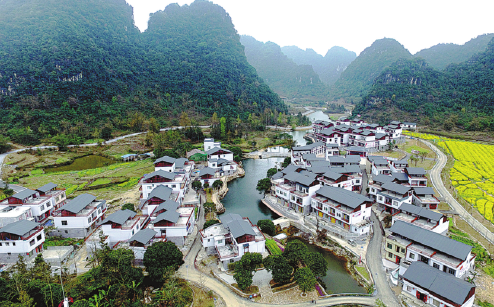 Letecká fotografie ukazuje nové obytné budovy ve vesnici Bamou (Pa-mou) ve městečku Baise (Paj-se) v autonomní oblasti Guangxi (Kuang-si) národnostní menšiny Zhuang (Čuang). [Fotografii poskytl deník China Daily]