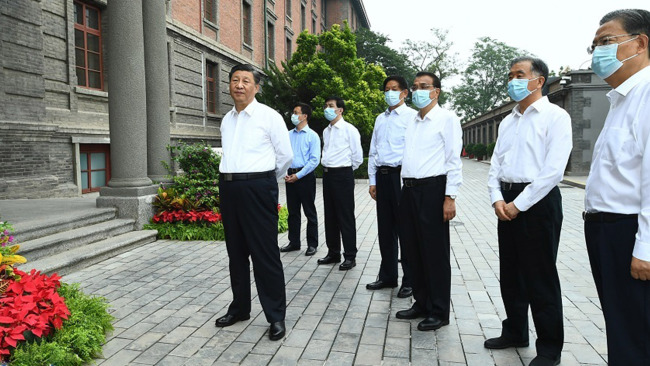 Čínský prezident Xi Jinping vede členy politbyra Ústředního výboru KS Číny k návštěvě „Rudé budovy“, která bývala hlavním kampusem Pekingské univerzity, a dozvídá se o historii příprav na založení KS Číny v Pekingu, hlavním městě Číny, dne 25. června 2021. Fotografie: Tisková agentura Nová Čína / Xinhua