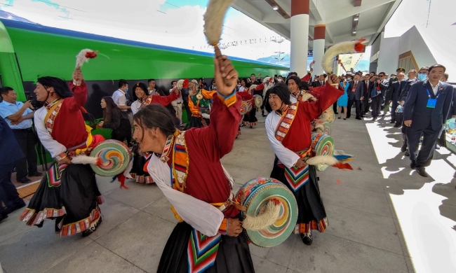 Místní lidé tancem slaví rozběh železniční trati Lhasa-Nyingchi. Photo: Xinhua