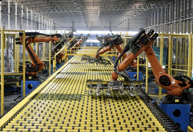 Roboti obsluhují výrobní linku v automatizované sklárně společnosti Fuyao Glass Industry Group Co., Ltd. ve městě Fuqing ve Fuzhou ve východočínské provincii Fujian, 12. ledna 2021. [Photo/Xinhua]