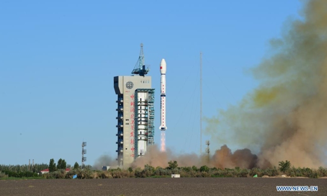 Taketa Dlouhý pochod-4C vynášející satelit Fengyun-3E (FY-3E) v první fázi vzletu z kosmodromu Jiuquan Satelite Launch Center v severozápadní Číně v provincii Gansu v pondělí ráno 5. července 2021. (Photo: Xinhua)