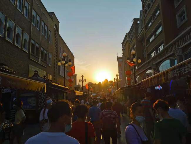 Západ slunce nad Mezinárodním velkým Bazarem v Xinjiangu. Wei Lynn Tang / CGTN