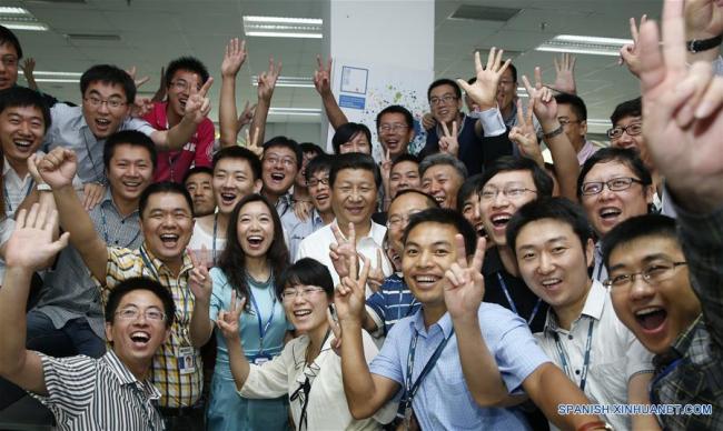 Xi Jinping posa para una fotografía grupal con trabajadores de Neusoft en Dalian, provincia de Liaoning, en el noreste de China, el 29 de agosto de 2013. (Xinhua/Ju Peng)