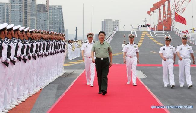 Xi Jinping inspecciona una guardia de honor en el portaaviones Liaoning, en la provincia de Liaoning, en el noreste de China, el 28 de agosto de 2013.(Xinhua/Li Gang)
