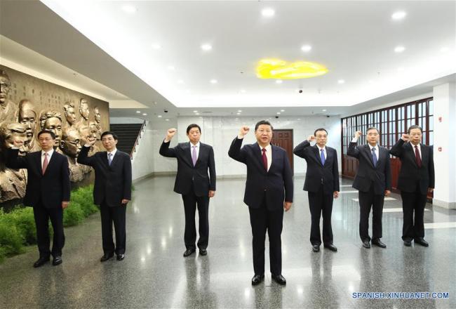 Xi Jinping guía a otros miembros del Comité Permanente del Buró Político del Comité Central del Partido Comunista de China (PCCh) mientras revisan el juramento del PCCh durante su visita al sitio donde se celebró el primer Congreso Nacional del PCCh en 1921, en Shanghai, en el este de China, el 31 de octubre de 2017. (Xinhua/Lan Hongguang)