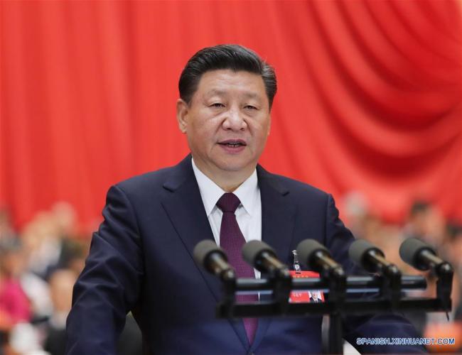 Xi Jinping presenta un informe ante el XIX Congreso Nacional del Partido Comunista de China (PCCh) en el Gran Palacio del Pueblo en Beijing, capital de China, el 18 de octubre de 2017. (Xinhua/Ju Peng)