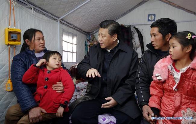 Xi Jinping visita a los aldeanos en un sitio de refugio temporal en el distrito de Ludian, que experimentó un sismo de 6.5 grados de magnitud en agosto de 2014, en la provincia de Yunnan, en el suroeste de China, el 19 de enero de 2015. (Xinhua/Ju Peng)