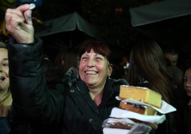 Panaderos griegos desean Feliz Año Nuevo con pastel de 2,5 toneladas