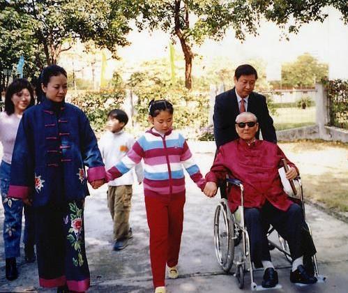 Xi Jinping y su padre Xi Zhongxun, su esposa Peng Liyuan y su hija