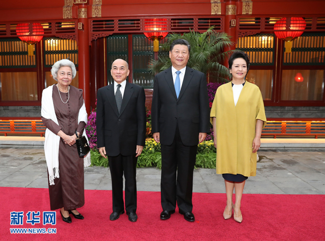 Presidente chino y su esposa visitan a rey y reina madre de Camboya