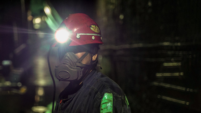 Un trabajador de la Mina de carbón Bulianta, trabajando a más de 160 metros bajo la tierra. A través de la innovación científica y tecnológica para construir una mina inteligente, un equipo solo necesita 20 personas y se producen casi 60.000 toneladas diarias.