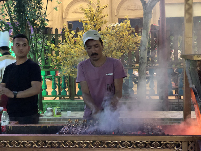 Feria nocturna en Aksu