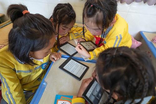 Niños chinos leen 40 libros electrónicos per cápita al año, según encuesta