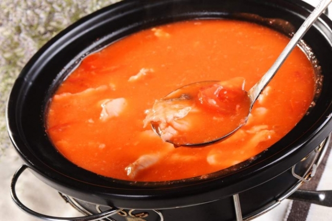 Sopa de pescado y tomate
