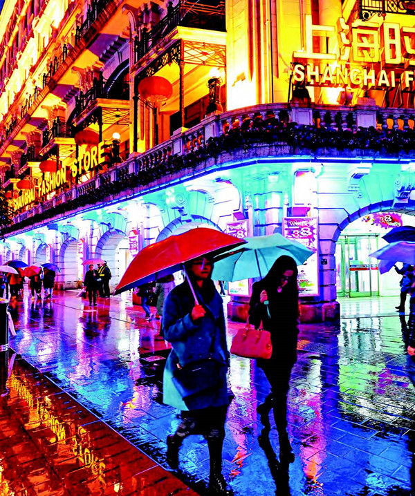 La calle Nanjing bajo la lluvia.