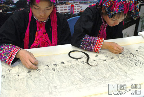 Las chicas de la etnia Miao trabajando en un bordado de pelo