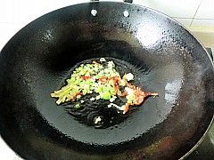 2. Calentar el wok, y agregar ajo y jengible en el aceite para darle más sabor al plato.